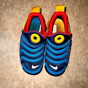 Nike slip on no tie. Gently worn can replace insoles however great for kids